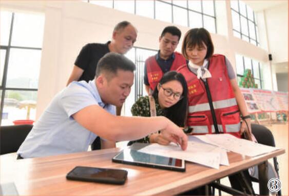 廣西壯族自治區柳州市融安縣大坡鄉崗偉村駐村干部和工程設計人員討論產業示范帶方案。新華社記者 黃孝邦攝