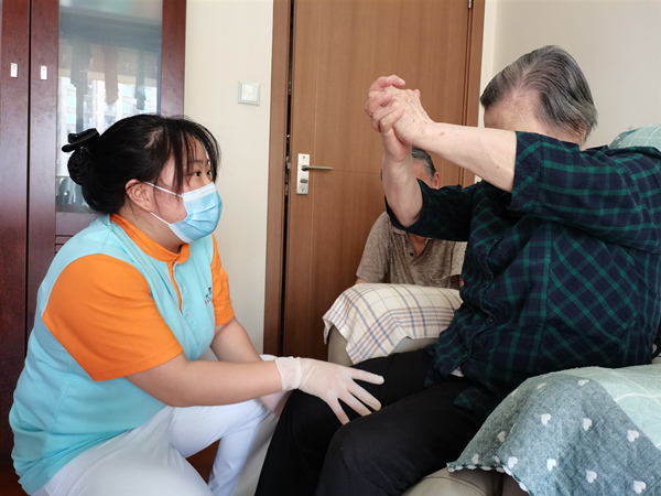 龍山街道社區養老服務中心護士長指導長者肢體康復訓練。龍山街道供圖
