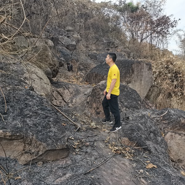 《森林火災后排查地質災害隱患》。8月26日，南江地質隊駐守地質隊員晏椋楨對長壽區江南街道鋸梁村過火區域開展地質災害隱患排查。劉黎攝