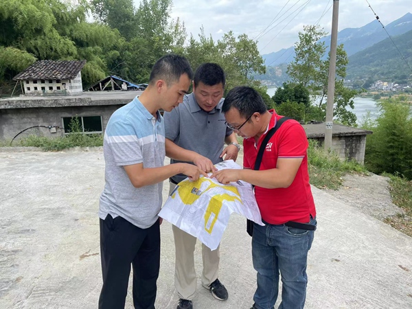 《三方“會診”》。8月底，重慶市地質災害防治中心張錦程、205地質隊牟現軍、川東南勘察公司劉亞一同踏勘陸家河滑坡現場。潘笑天攝