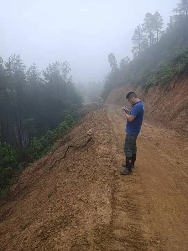 《森防火阻隔帶地災隱患調查》。8月30日，川東南勘察公司駐守合川地質隊員對三匯鎮近期突擊建設的近5公里森林防火阻隔帶開展地災隱患實地調查。因天氣原因，無人機無法采集影像，駐守隊員們深一腳淺一腳地完成了阻隔帶沿線地災隱患調查工作。宋增寶攝