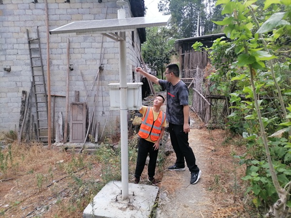 《巡查智能化監測預警設備》。8月31日，黔江區黃溪規劃自然資源所所長馮晏源（右）會同208地質隊駐守隊員車龍濤在杉嶺鄉苦竹村新房子滑坡對智能化監測預警設備開展巡查。向遠旭攝