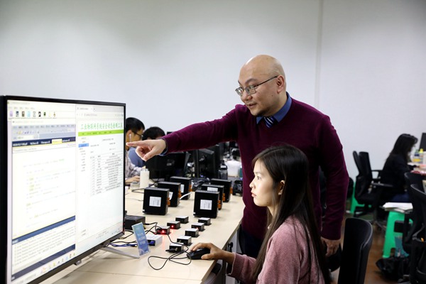 魏旻指導團隊成員科研。葉澤陽攝