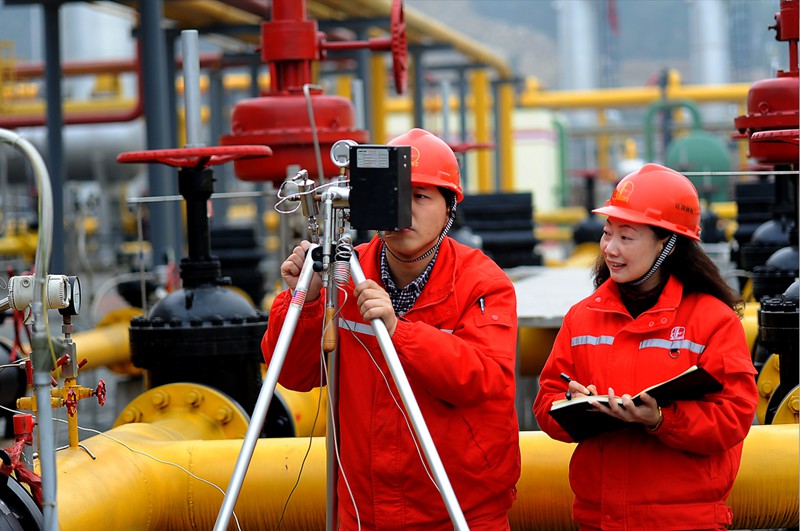 涪陵頁巖氣田員工開展節能監測工作。通訊員 戴瑩 胡雪瑩 攝