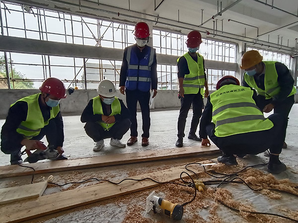 木工正在進行實操培訓。重慶市住房城鄉建委供圖