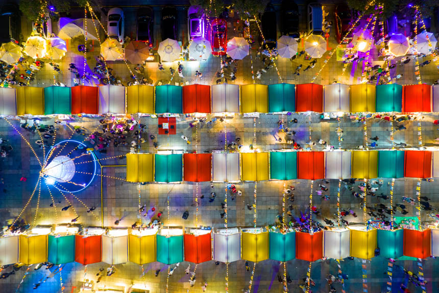 南濱路煙雨公園舉辦“彩虹集市”，為城市夜經濟注入活力。郭旭攝