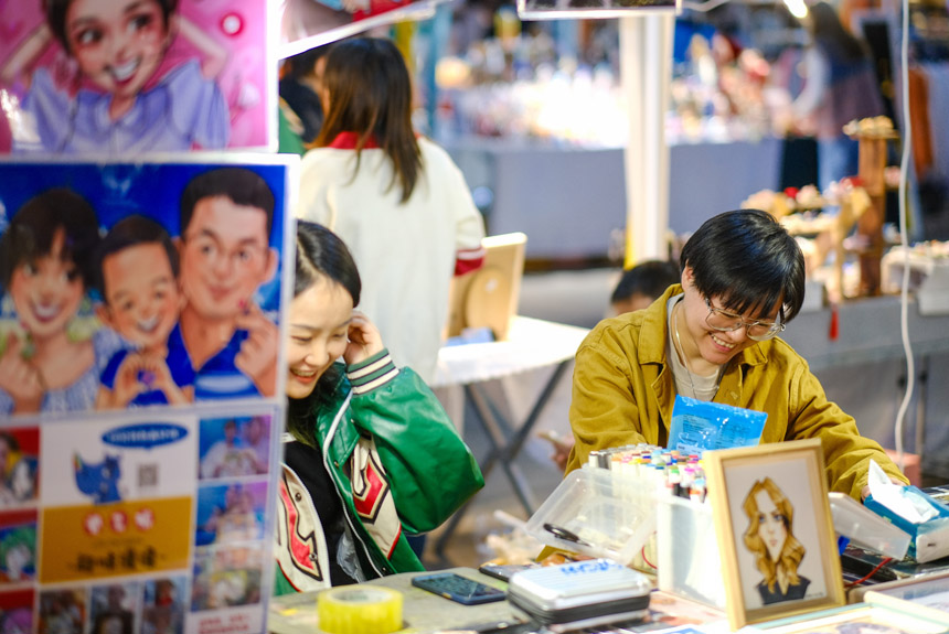 各色攤位一字排開，公園變身熱鬧的集市。郭旭攝