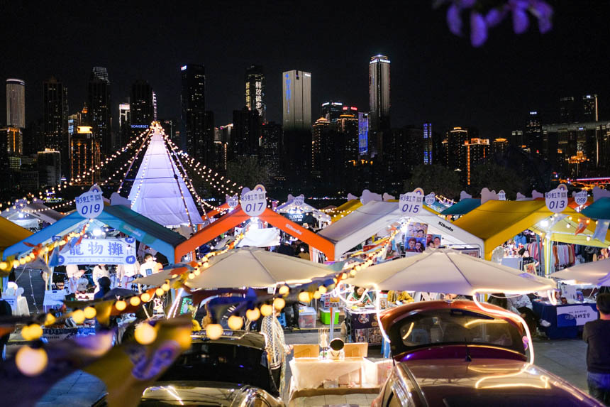 后備箱一打開，立刻就變成貨架。在這里，吃喝玩樂樣樣齊備。郭旭攝