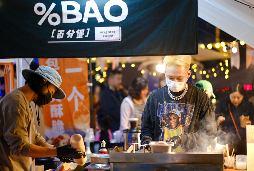 有吃有玩的“彩虹集市”，吸引了不少市民游客前來打卡游玩。郭旭攝