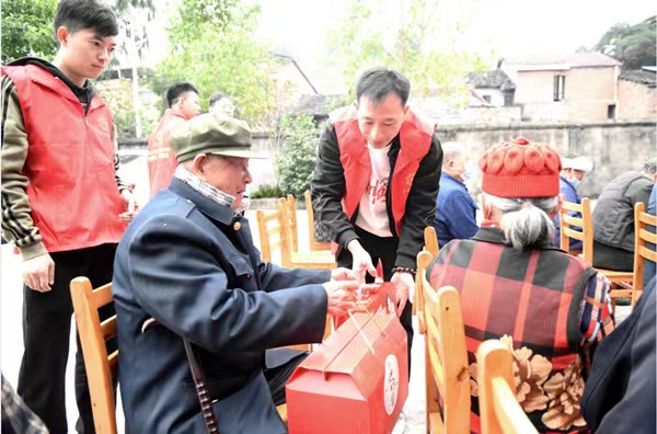 志愿者為老人送上伴手禮。隆太良攝