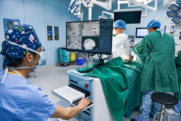 醫護人員在機器人的輔助下進行手術。鄒樂攝