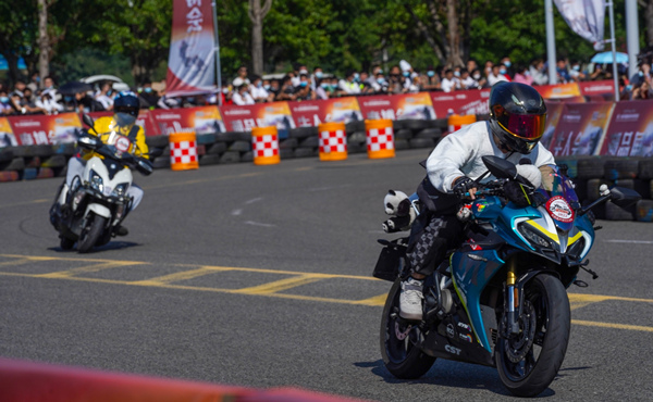 專業騎手體驗“C彎出道”、全國摩友騎行匯等活動。吳汪洋攝