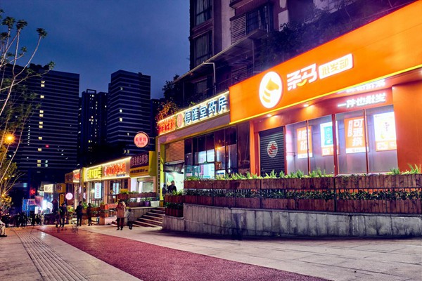 石楊路沿線改造后的夜間實景。九龍城市更新公司供圖