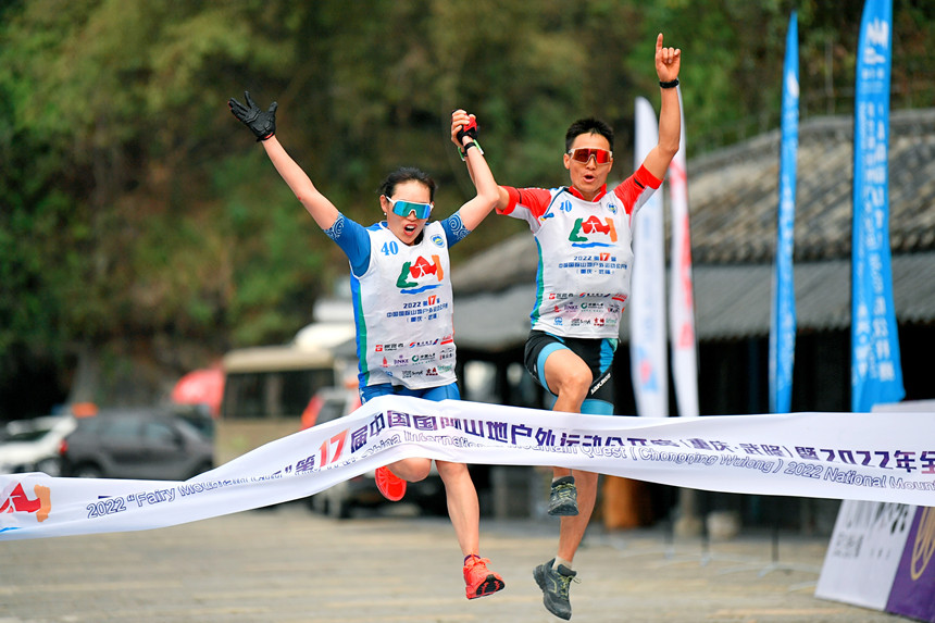 運動員到達公開賽第三賽段比賽終點。
