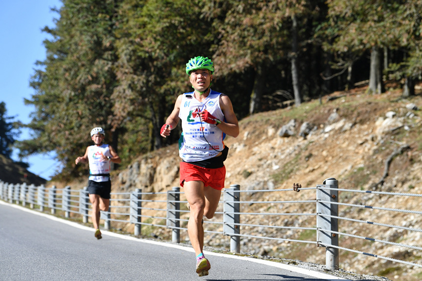 運動員在比賽中。