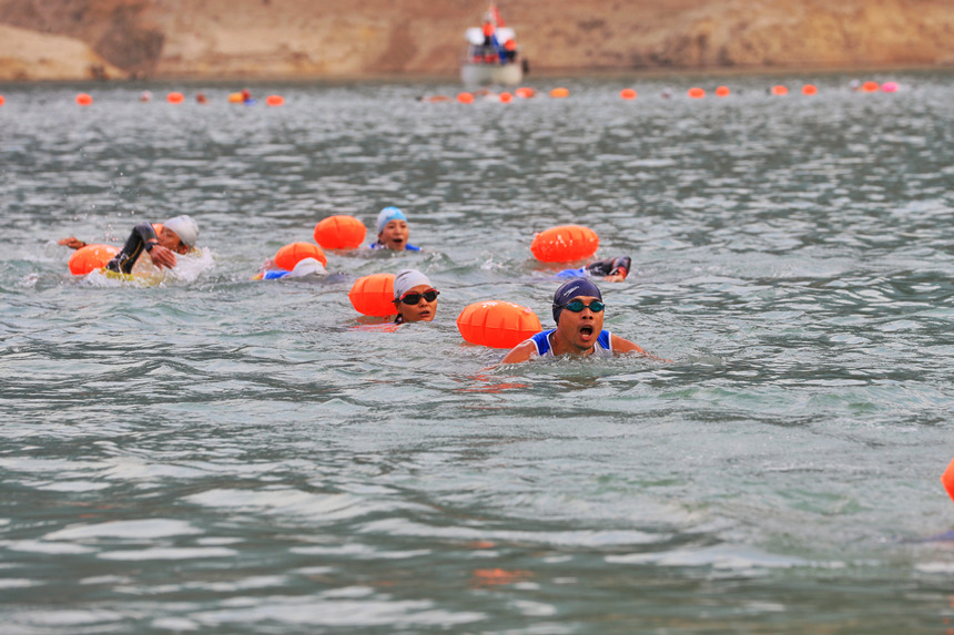 運動員在比賽中。