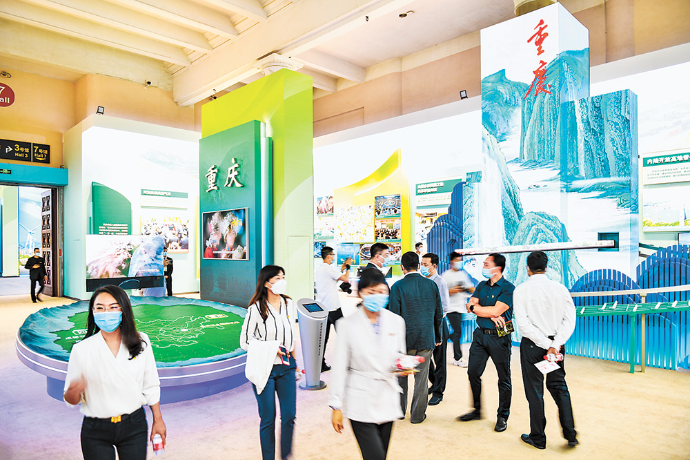 觀眾在重慶單元參觀。記者 齊嵐森 攝/視覺重慶