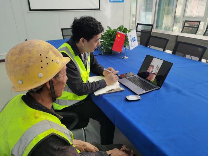 重慶軌道交通15號線項目幫助使用老年機的工友視頻聯系家人。發展公司供圖