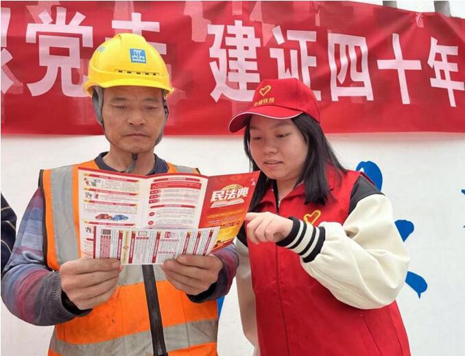 白市驛隧道項目志愿者講解法律知識。發展公司供圖