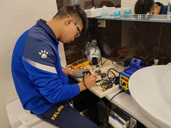 李小松正在作業。重慶市人力社保局供圖