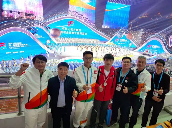 李小松國賽時同團隊合影。重慶市人力社保局供圖