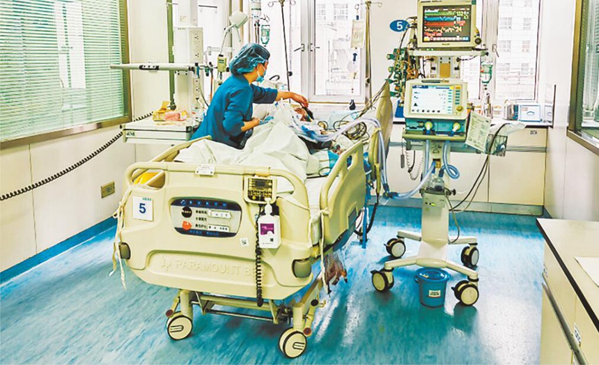 重醫附一院醫護人員正在救治九十一歲老奶奶。（醫院供圖）