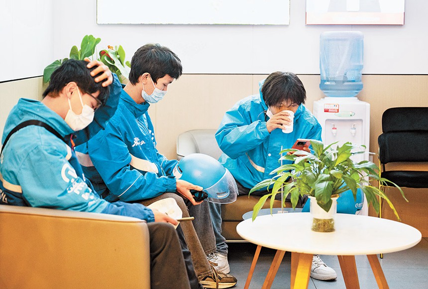 11月13日，茶園新區，外賣小哥在一個新近開放的“臨時服務驛站”休息。