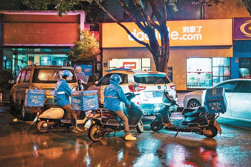 11月13日，兩名快遞小哥來到位于南岸區的“到家了”同景國際城A區門店，準備在這里休息。