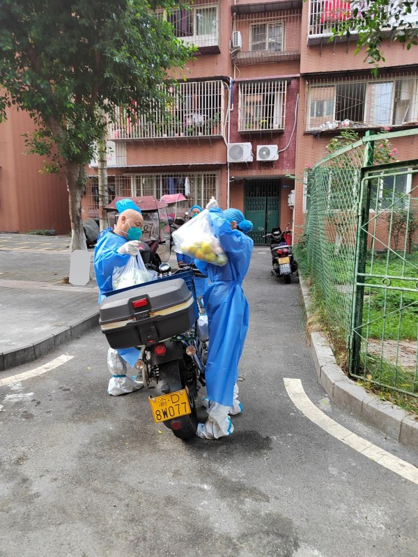 羅興倫（左）和志愿者運送物資。龍竹苑社區供圖