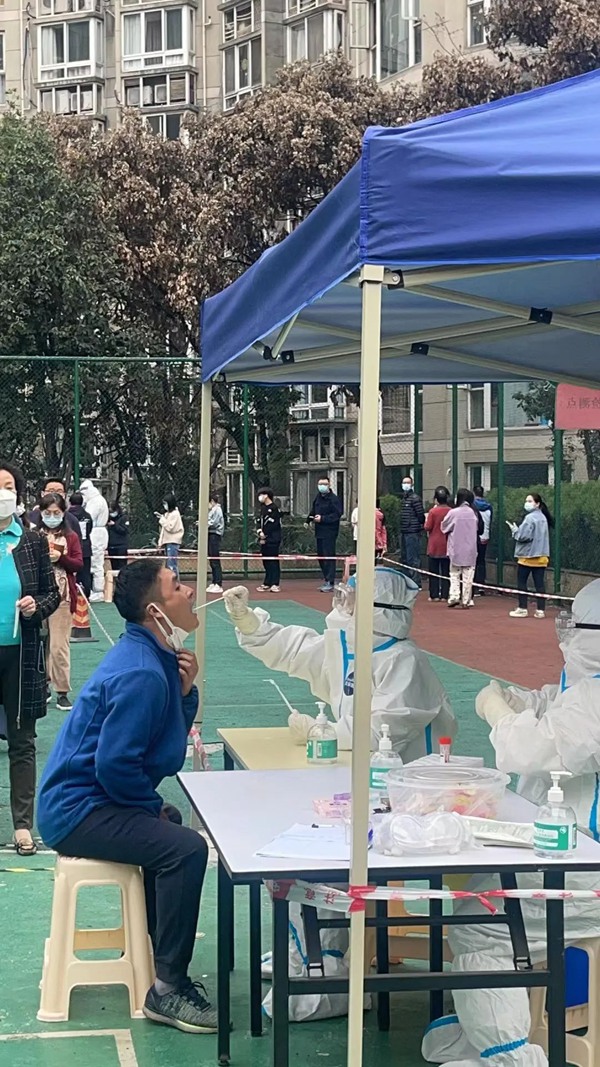 志愿者在小區搭建起核酸采集點。受訪者供圖