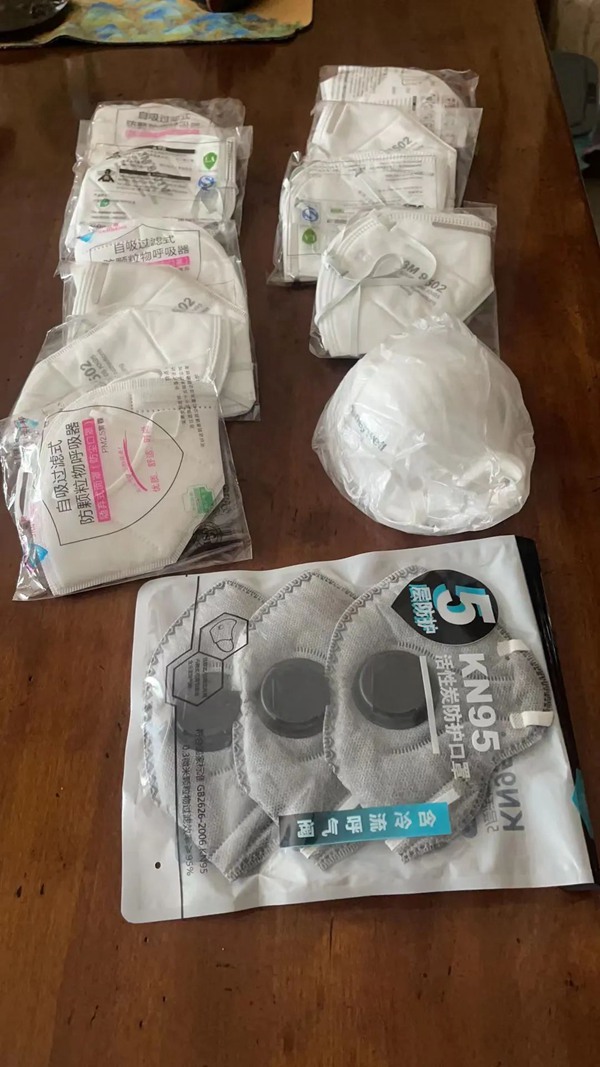 居民自發捐出口罩給志愿者。受訪者供圖