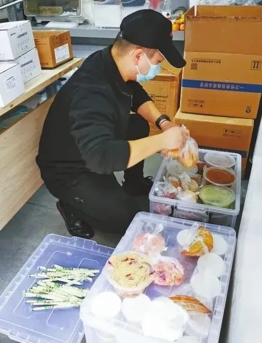 暖心企業為社區醫護人員和工作人員準備早餐。渝中發布供圖