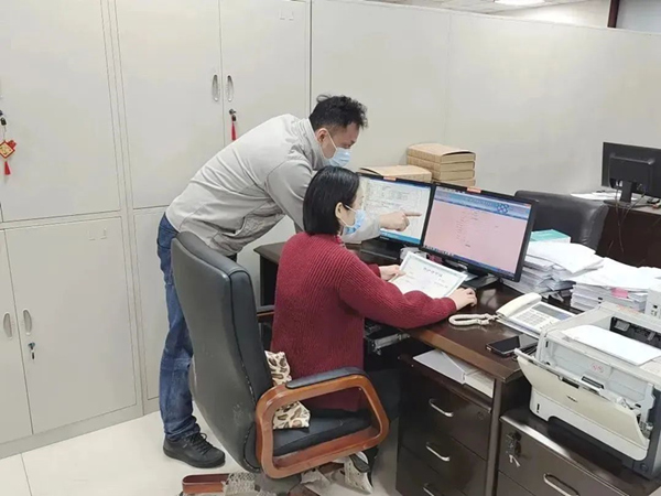 駐行工作人員為相關單位緊急核準銀行賬戶。人民銀行重慶營業管理部供圖