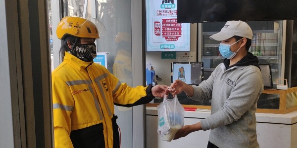 金科中心悅fun弄堂咪道為外賣騎手免費送去豆漿和油條。金科商業供圖