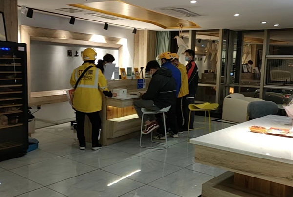 外賣員、快遞員在愛心酒店辦理入住。蔣女士供圖