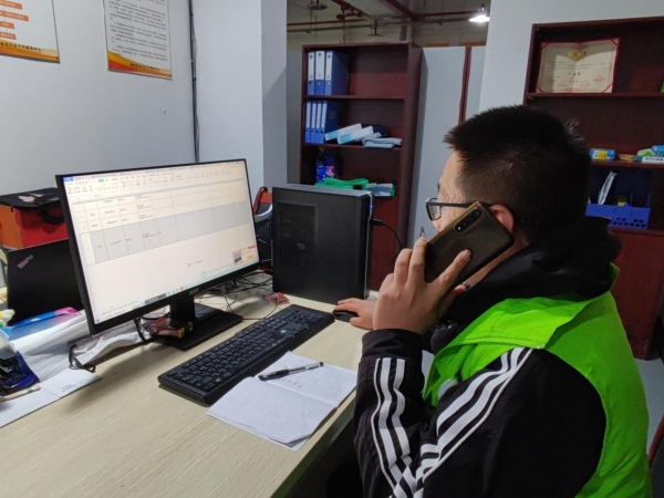 社工為獨居老人提供心理陪伴服務。重慶市民政局供圖