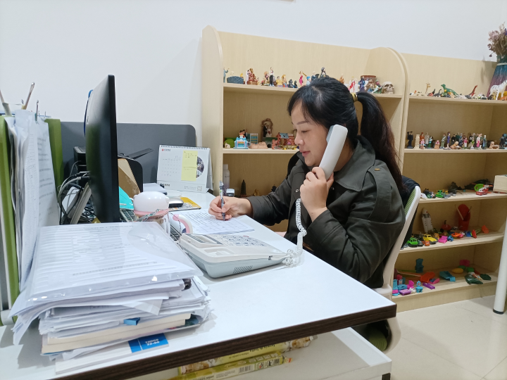 趙蕾接聽群眾心理咨詢電話。 肖雨攝