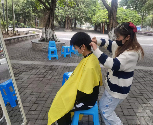 志愿服務“理發站”現場。重慶理工大學供圖