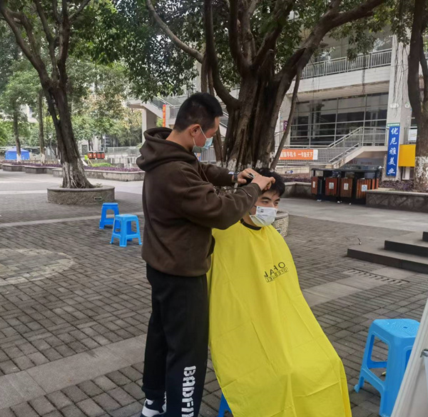 志愿服務“理發站”現場。重慶理工大學供圖