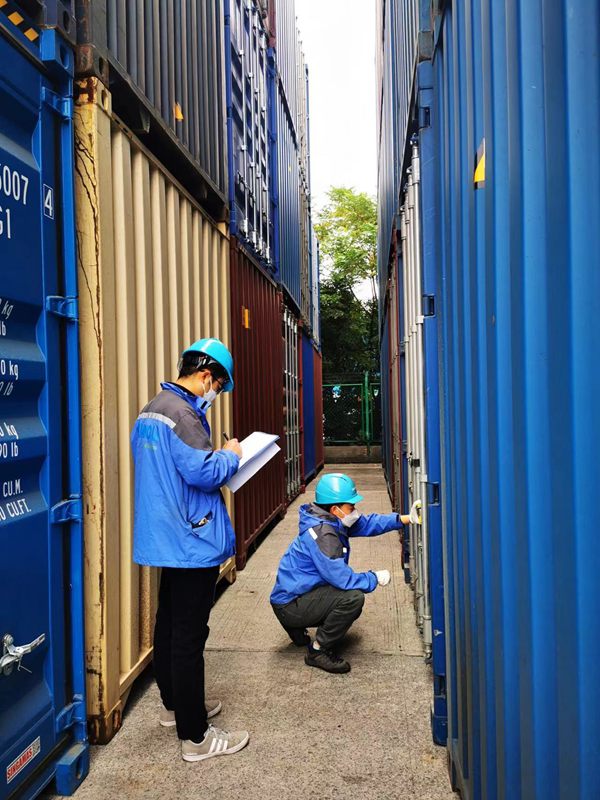 渝新歐公司現場調度中心員工正在進行班列發運前的準備工作，核對集裝箱箱號和海關封號，并檢查集裝箱箱況。重慶交運集團供圖