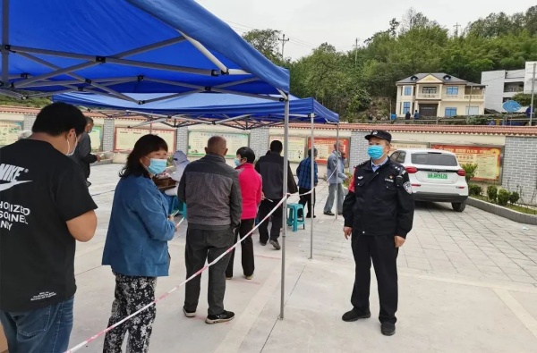 陶波在核酸檢測點執勤。巴南區公安分局供圖