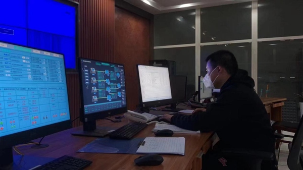 重慶水投集團職工堅守崗位調度供水。重慶水投集團供圖