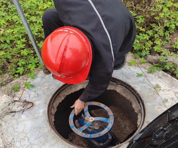 重慶水投集團檢修人員正在巡檢管線閥門。重慶水投集團供圖