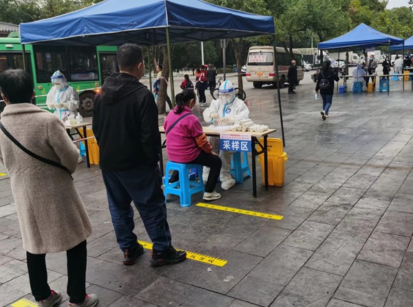 重慶水投集團黨員干部參加社區疫情防控志愿服務。重慶水投集團供圖