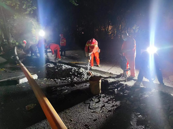 搶建南坪會展中心方艙燃氣安裝工程。重慶能源集團供圖