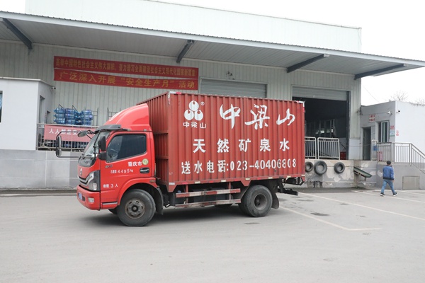 調配物資。蔣勇? 攝