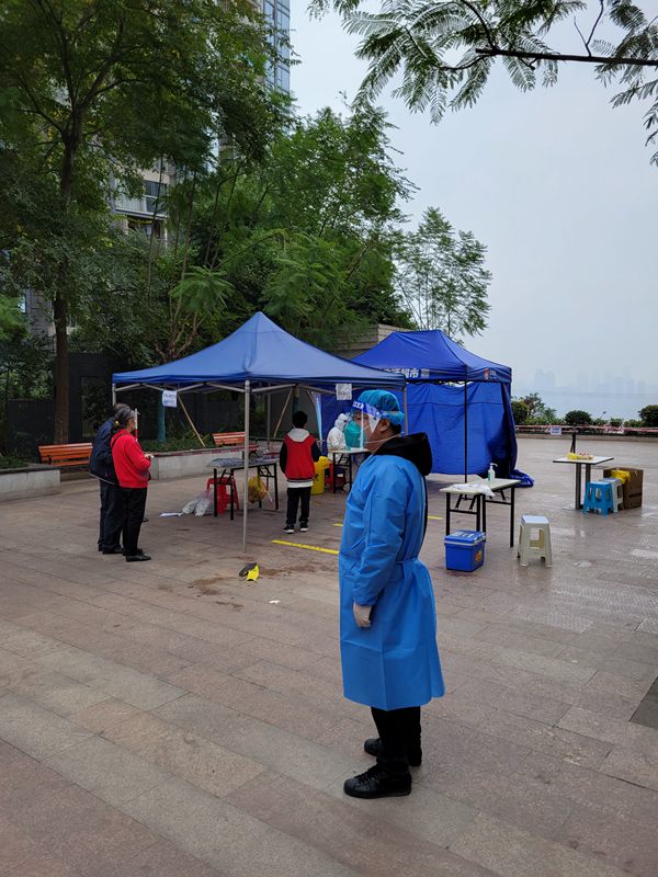 重慶能源集團職工參加防疫志愿服務。李朋攝