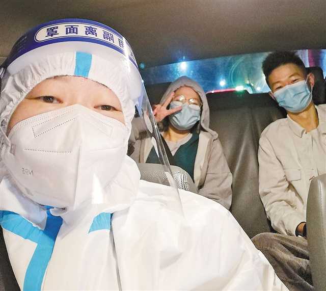 “雷鋒的士”駕駛員王斌（左）為疫情防控期間被轉運人員提供駕乘服務。（受訪者供圖）