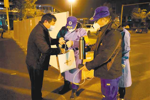 熱心市民為值守巴南大道路口的志愿者送來熱茶和水果。（受訪者供圖）