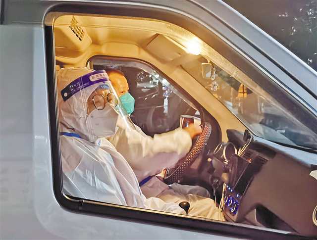 九龍坡區石坪橋街道冶金村社區書記鄧文竹在協助轉運患者。（石坪橋街道供圖）